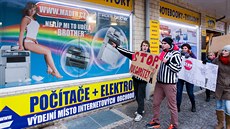 Demonstrace proti sexistické reklam� v Hradci Králové (10.12.2014).