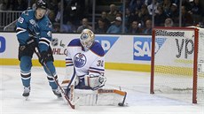 Tomá Hertl ze San Jose v anci ped edmontonským brankáem Benem Scrivensem.