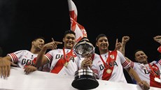 Fotbalisté River Plate s cennou trofejí.