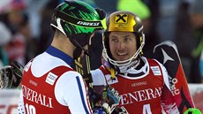 Vítzný Rakuan Marcel Hirscher (vpravo) pijímá gratulaci od tetího mue v...