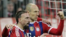 Arjen Robben (vpravo) a Franck Ribéry z Bayernu Mnichov slaví gól prvn...