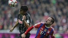 Franck Ribéry (vpravo) z Bayernu v souboji s Marcem-Oliverem Kempfem z...