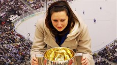 Hokejoví fanouci mli jedinenou anci zapózovat si s pohárem pro mistry svta.