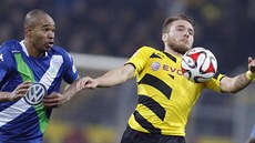 Naldo (vlevo) z  Wolfburgu sleduje zpracování míe v podání Cira Immobileho z...