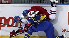 Švédský hokejista Daniel Rahimi ostře atakuje českého útočníka Jakuba Klepiše.