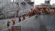 Všech 400 ruských námořníků se nalodilo na mateřskou loď Smolnyj, na které v...