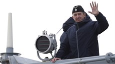 Ruští vojáci opouštějí Francii, kde se cvičili na obsluhu výsadkové lodě...