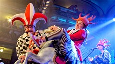 Kapárek v rohlíku na koncert ve velkém sále praské Lucerny.