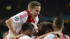 RADOST V AMSTERDAMU. Fotbalisté Ajaxu oslavují gól proti Apoelu Nikósie. Na...
