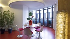 idle a stl v jídelním kout navrhl designér Eero Saarinen v roce 1957 pro...