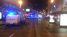 Policie uzavřela křižovatku u Anděla kvůli nálezu podezřelého kufříku. (15....