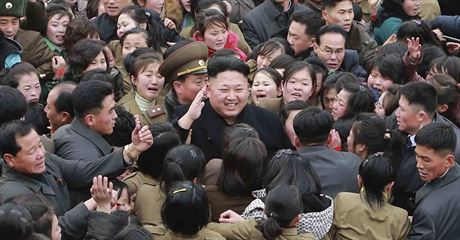 Severokorejský vdce Kim ong-un na návtv textilky v Pchjongjangu (20....