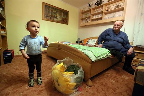 Vladislav Zolotar s vnukem Péou v novém byt.