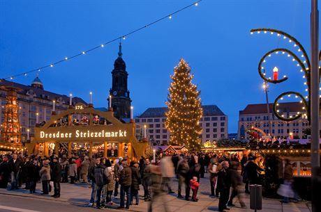 Dostat se na nejproslulejí vánoní trh trýclmarkt znamená sledovat davy lidí.