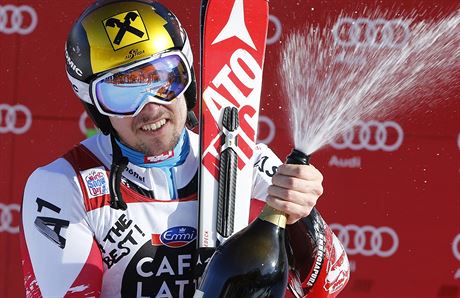 Marcel Hirscher oslavuje vítzství v obím slalomu v Alta Badii.