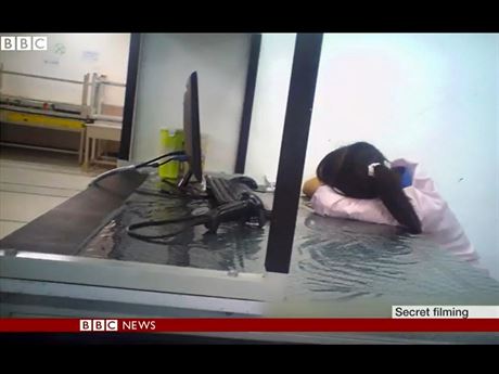 Brittí novinái z BBC natoili spící dlníky v továrn Pegatronu vyrábjící...