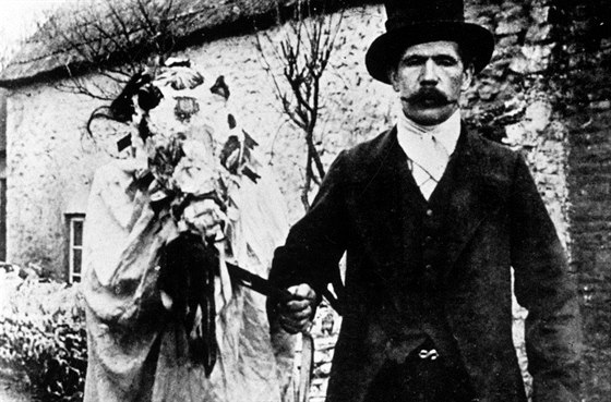 Souástí vánoních svátk ve Walesu je i Mari Lwyd - podivná postava s koskou...