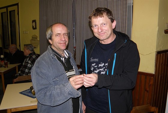 Nálezce meteoritu Tomá Holenda s astronomem Pavlem Spurným (vpravo), který...