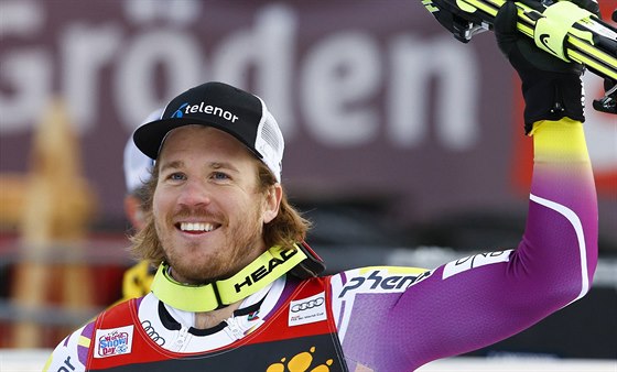 Kjetil Jansrud oslavuje triumf v super-G ve Val Garden.