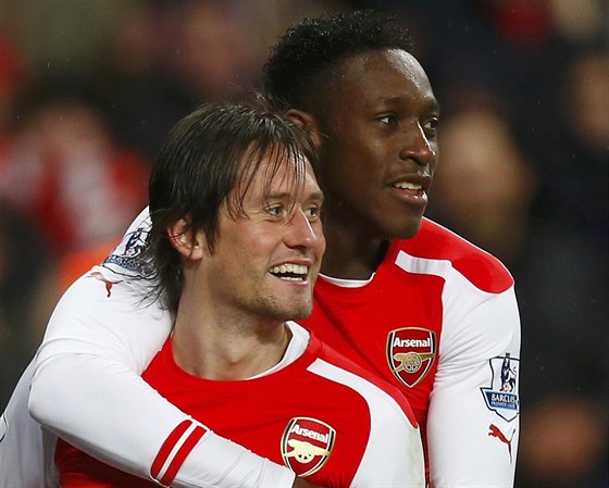 Tomá Rosický (vlevo) a Danny Welbeck oslavují branku eského záloníka do sít...