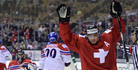etí hokejoví junioi na MS dostali gól od výcarska, raduje se Kevin Fiala.
