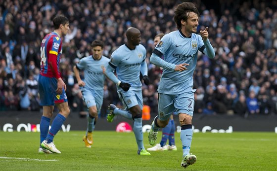 Záloník Manchesteru City David Silva (vpravo) se raduje z gólu v zápase...