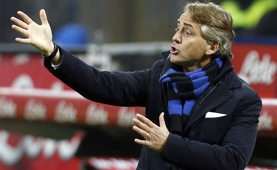 TAKHLE TO HRAJTE! Trenér Interu Milán Roberto Mancini udílí svým hrám pokyny...