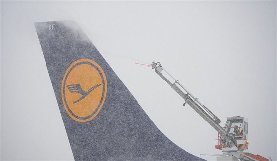 Mráz a sníh komplikovaly i leteckou dopravu v Nmecku (27. prosince)
