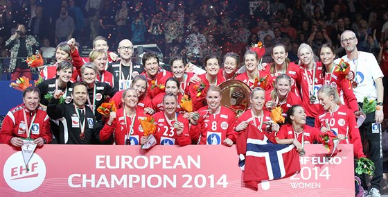 AMPIONKY. Norské házenkáky se zlatými medailemi z mistrovství Evropy.