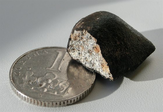 Fotografie nalezeného úlomku meteoritu po prvotním prozkoumání v Astronomickém...