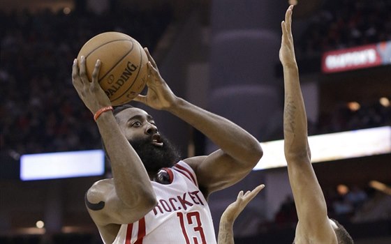 James Harden z Houstonu stílí v utkání proti Portlandu.