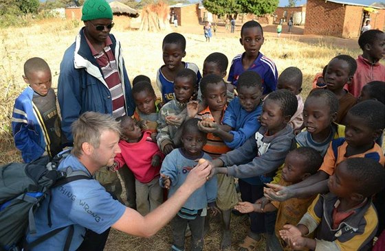 Léka Dalibor Stoszek s africkými dtmi