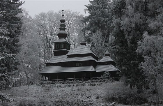 Sedmihektarový pozemek s kostelem a dalími stavbami dnes spíe ne zahradu pipomíná lesopark. Chrám jako by v nm byl odnepamti.