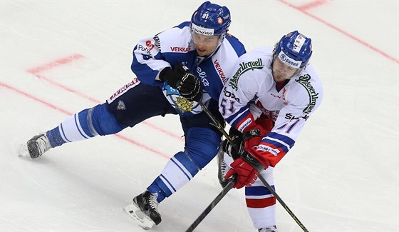 V souboji o puk se ocitl finský hokejista Ilari Filppula (vlevo) a Roman Horák.