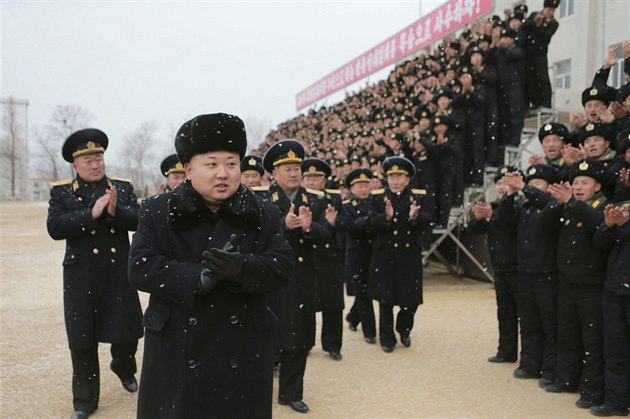 Severokorejský v�dce Kim �ong-un na inspekci námo�nictva (13. prosince 2014)