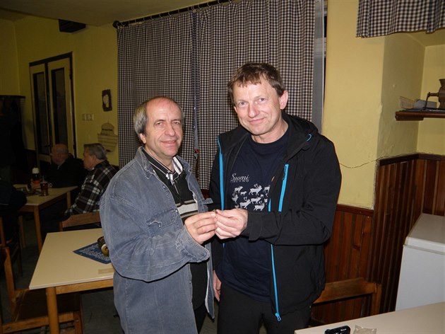 Nálezce meteoritu Tomá� Holenda s astronomem Pavlem Spurným (vpravo), který...