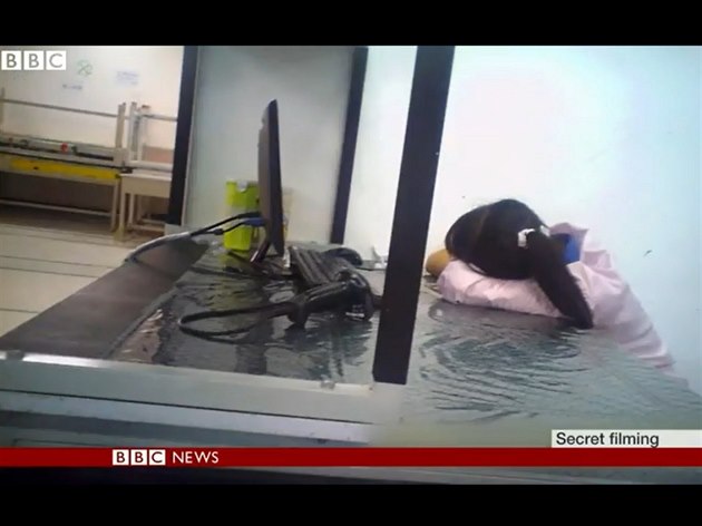Brit�tí noviná�i z BBC nato�ili spící d�lníky v továrn� Pegatronu vyráb�jící...