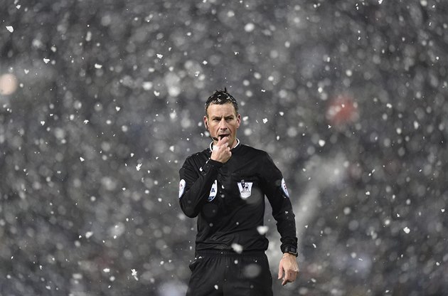 Rozhod�í Mark Clattenburg práv� ukon�il zápas Manchester City - West Bromwich,...