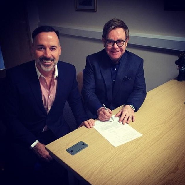 David Furnish a Elton John uzav�eli man�elství (Windsor, 21. prosince 2014).