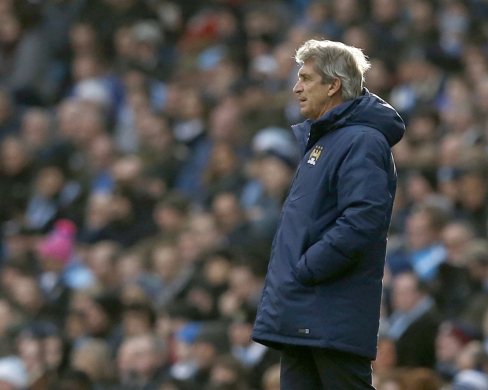 Manuel Pellegrini, mana�er Manchesteru City, sleduje zápas svého týmu proti...
