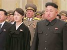 Severokorejský vdce Kim ong-un s manelkou uctil 3. výroí smrti svého otce ...