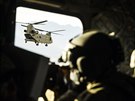 Americký vrtulník CH-47 Chinook nad afghánskpu provincií Paktia (21. prosince...