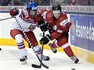 eský hokejista David Kae bojuje o puk se výcarem Hischierem v utkání MS...