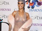 Svj postoj ke kauze naznaila i zpvaka Rihanna, která na pedávání módních...