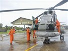 Vrtulník indonéských vzduných sil  se chystá vzlétnout a pátrat po zmizelém...