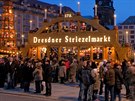 Dostat se na nejproslulejší vánoční trh Štrýclmarkt znamená sledovat davy lidí.