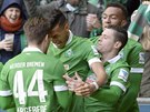 GÓLOVÁ RADOST. Fotbalisté Werderu Brém oslavují gól v utkání nmecké ligy proti...