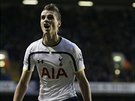 Erik Lamela (vlevo), záloník Tottenhamu, se raduje ze svého gólu v utkání...