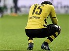 ZKLAMÁNÍ. Obránce Borussie Dortmund Mats Hummels je smutný, protoe jeho tým se...