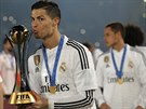 DALÍ TROFEJ. Cristiano Ronaldo (uprosted) líbá trofej pro vítze klubového...